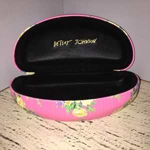 BETSEY JOHNSON Accessories - 🆕🎀BETSEY JOHNSON SUN GLASS OR REGULAR GLASS CASE BETSEY JOHNSON Accessories - 🆕🎀BETSEY JOHNSON SUN GLASS OR REGULAR GLASS CASE